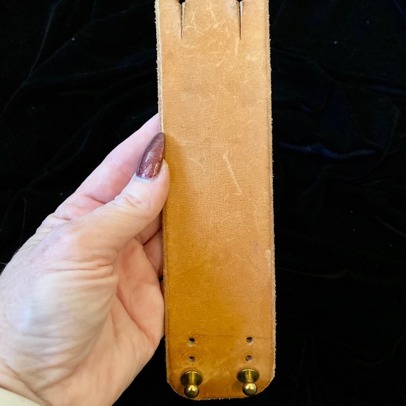 Leather cuff - Picture 6 of 6